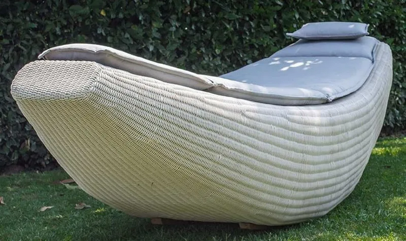 Casa Padrino Luxus Schaukelliege Weiß / Fliederfarben 230 x 75 x H. 70 cm - Handgewebte Wetterbeständige Gartenliege - Moderne Poolliege - Garten Möbel - Hotel Möbel
