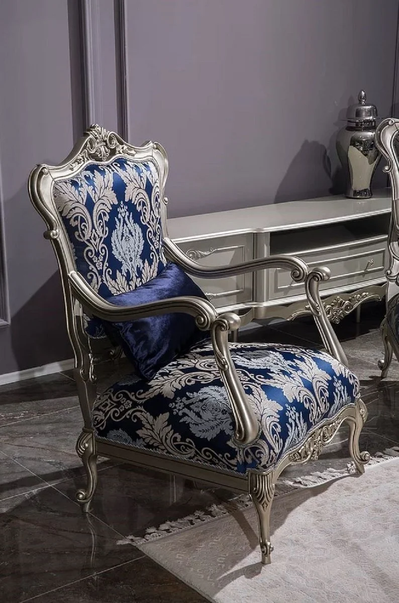 Casa Padrino Luxus Barock Sessel Blau / Silber 75 x 70 x H. 117 cm - Wohnzimmer Sessel mit elegantem Muster und dekorativem Kissen - Barock Möbel