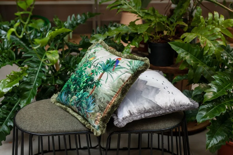 Casa Padrino Luxus Deko Kissen Dschungel & Papageien Mehrfarbig / Grün 45 x 45 cm - Bedrucktes Samt Kissen mit Fransen - Wohnzimmer Deko Accessoires