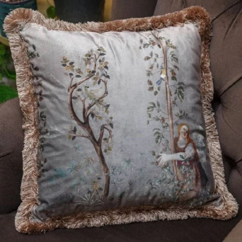 Casa Padrino Luxus Deko Kissen Frau im Garten Design Grau / Mehrfarbig 45 x 45 cm - Bedrucktes Samt Kissen mit Fransen - Wohnzimmer Deko