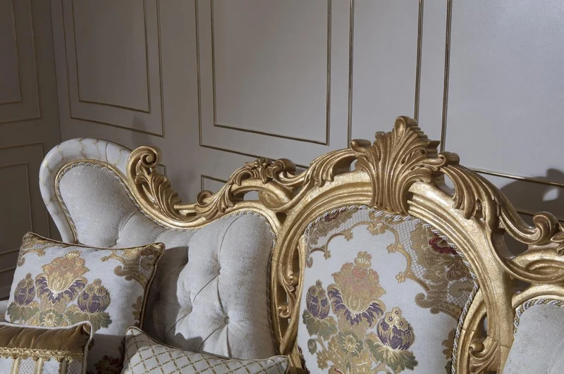 Casa Padrino Luxus Barock Sofa Weiß / Gold 248 x 108 x H. 122 cm - Wohnzimmer Sofa mit elegantem Muster und dekorativen Kissen - Prunkvolle Barock Möbel