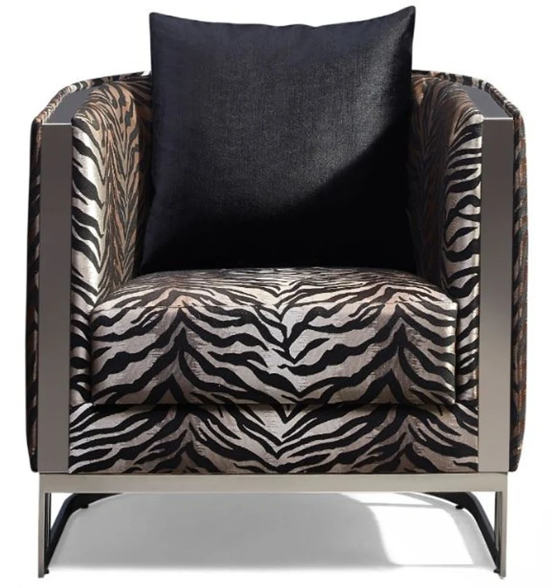 Casa Padrino Luxus Sessel Tiger Muster / Silber 77 x 83 x H. 77 cm - Wohnzimmer Sessel mit dekorativem Kissen - Wohnzimmer Möbel - Luxus Kollektion