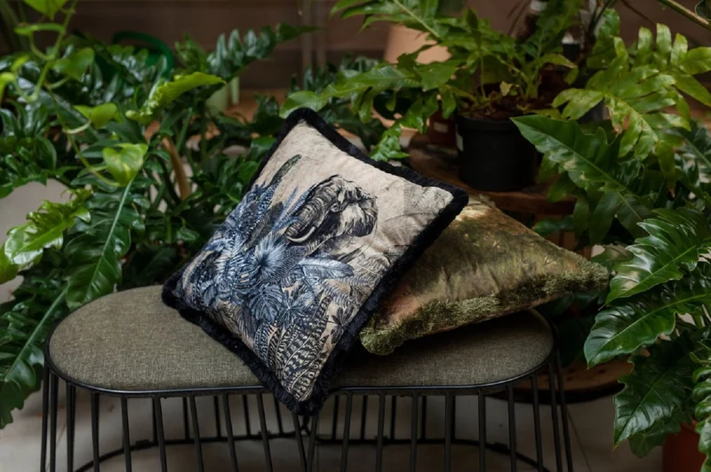 Casa Padrino Luxus Deko Kissen Afrika Beige / Schwarz / Weiß 45 x 45 cm - Bedrucktes Samt Kissen mit Fransen - Edles Zierkissen - Luxus Kollektion
