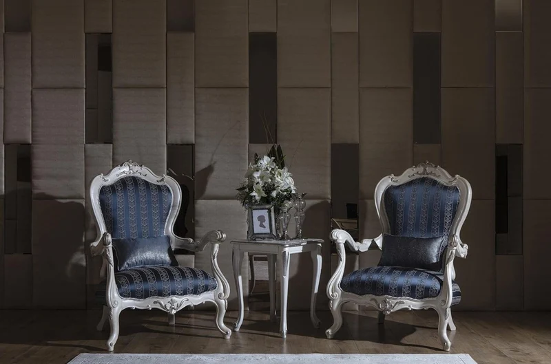 Casa Padrino Luxus Barock Wohnzimmer Sessel mit dekorativem Kissen Blau / Weiß / Silber 80 x 75 x H. 120 cm - Prunkvolle Barock Möbel