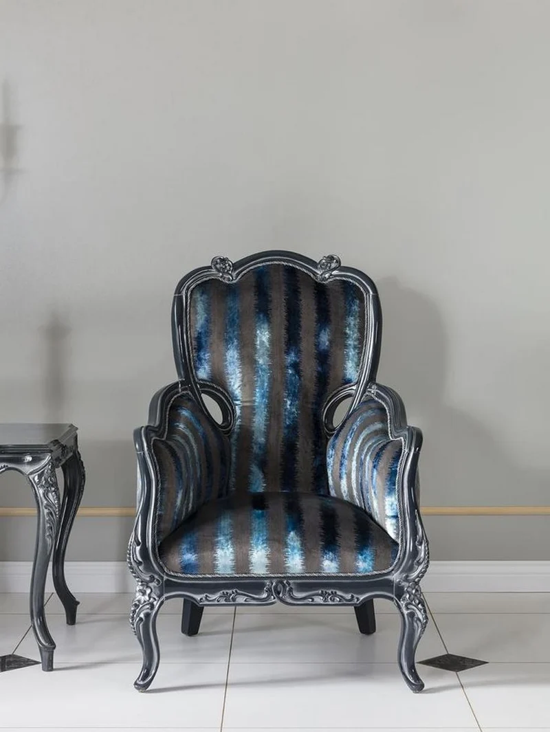 Casa Padrino Luxus Barock Wohnzimmer Sessel Grau / Blau / Grau 80 x 80 x H. 116 cm - Edler Massivholz Sessel mit Streifen - Barockstil Wohnzimmer Möbel