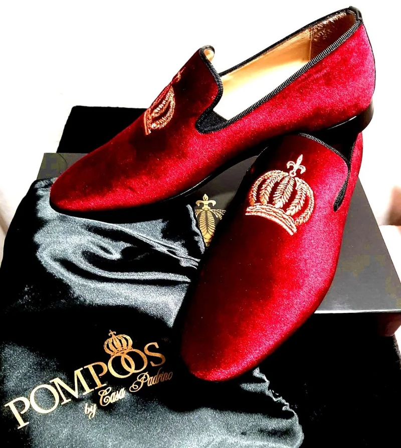 Pompöös by Casa Padrino Luxus Samt Slipper Krone Bordeauxrot / Gold - Verschiedene Schuhgrößen - designed by Harald Glööckler