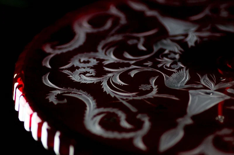 Casa Padrino Luxus Kuchenteller Rot / Silber Ø 32 x H. 12 cm - Handgefertigte und handgravierte Glas Kuchenplatte - Hotel & Restaurant Accessoires - Luxus Qualität