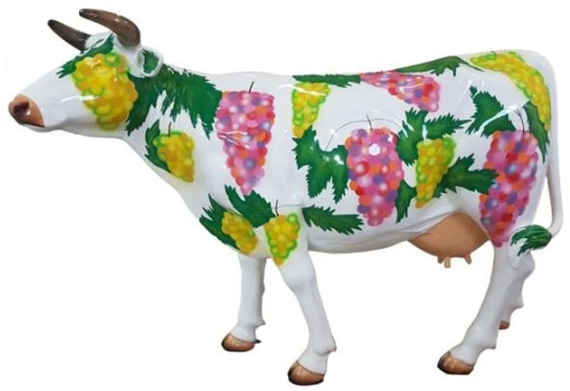 Casa Padrino Designer Gartendeko Skulptur Kuh mit Weintrauben Design Weiß / Mehrfarbig 210 x 55 x H. 147 cm - Riesige wetterbeständige Dekofigur - Lebensgroße Tierfigur
