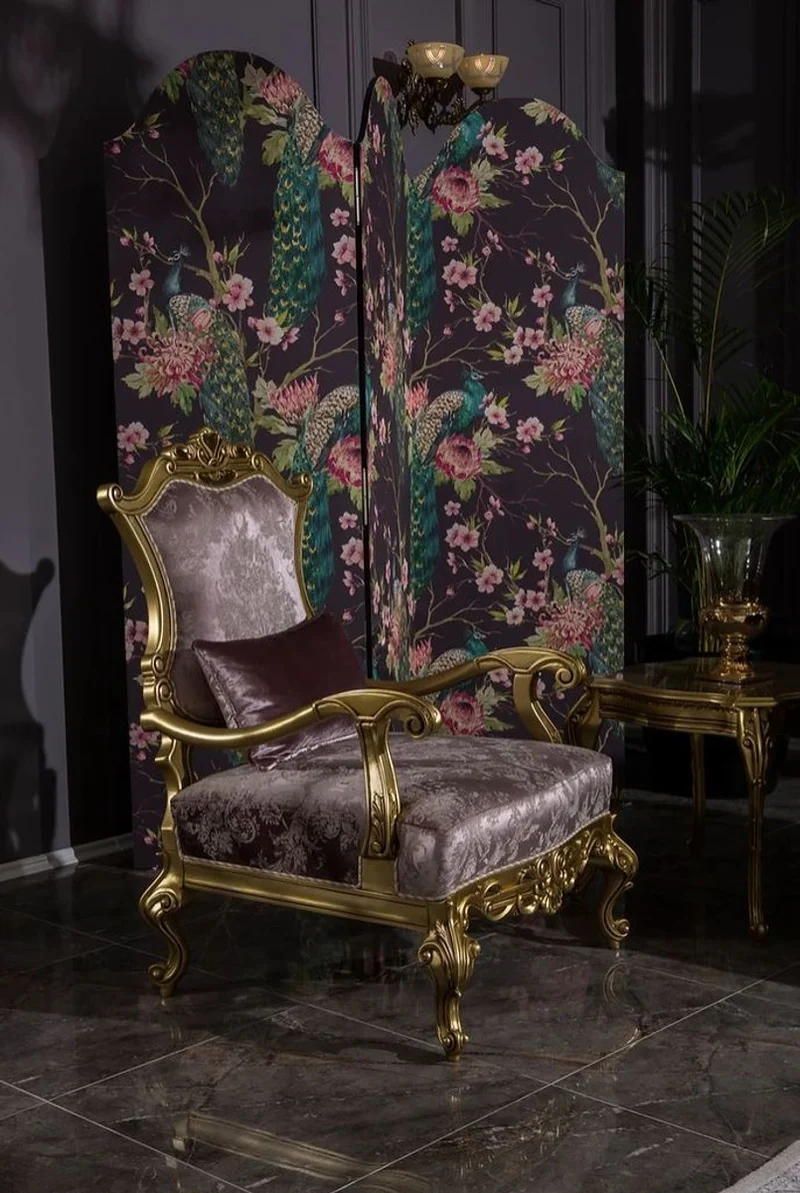 Casa Padrino Luxus Barock Wohnzimmer Sessel mit dekorativem Kissen Fliederfarben / Gold 79 x 73 x H. 110 cm - Prunkvolle Barock Möbel
