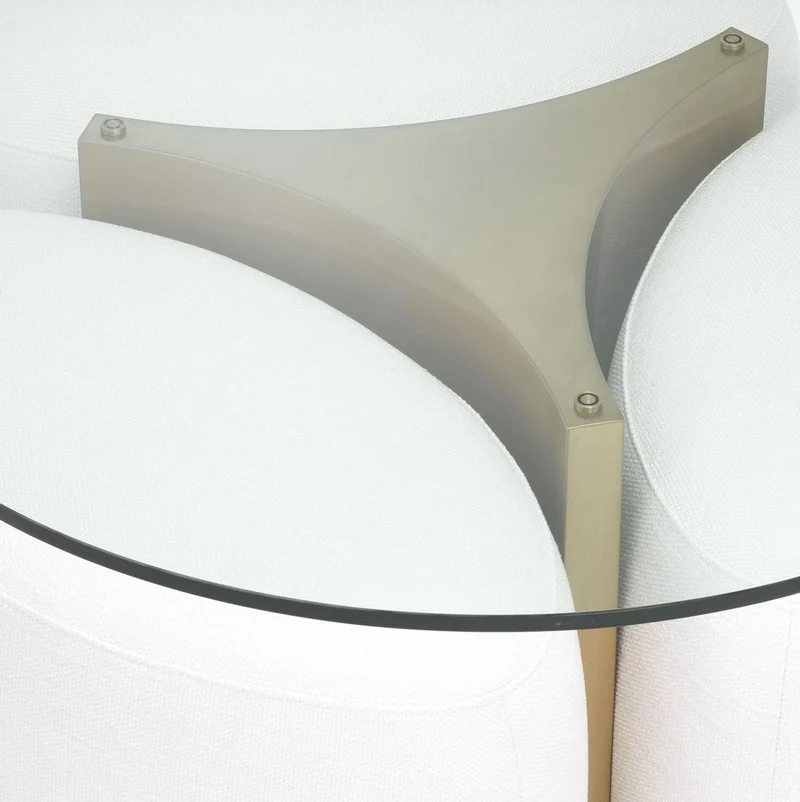 Casa Padrino Luxus Couchtisch Weiß / Antik Messingfarben Ø 104 x H. 46,5 cm - Runder Edelstahl Wohnzimmertisch mit Glasplatte und 3 eleganten Sitzhocker - Wohnzimmer Möbel - Luxus Möbel