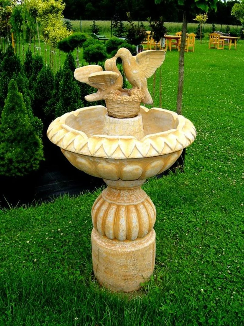 Casa Padrino Jugendstil Gartenbrunnen mit dekorativen Tauben Beige Ø 73 x H. 125 cm - Eleganter Garten Springbrunnen - Barock & Jugendstil Gartendeko Brunnen