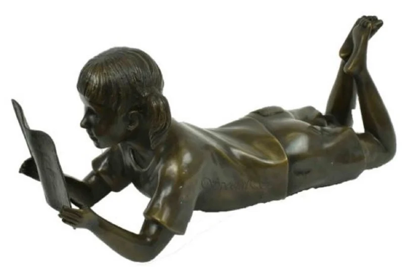 Casa Padrino Luxus Bronzefigur liegendes Mädchen liest Bronze 22 x 60 x H. 27 cm - Bronze Skulptur - Dekofigur - Deko Accessoires