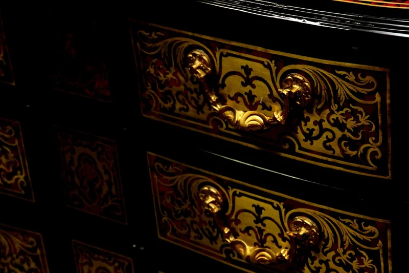 Casa Padrino Barock Boulle Kommode Schwarz / Gold / Rot 112 cm - Möbel Schrank Sideboard
