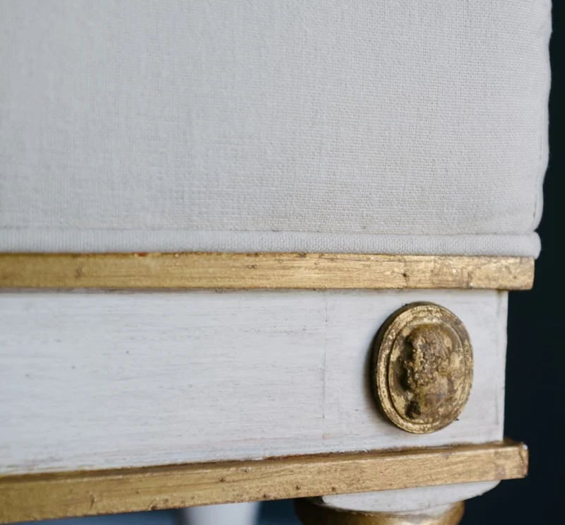Casa Padrino Luxus Barock Hocker Weiß / Antik Gold 73 x 36 x H. 54 cm - Massivholz Sitzhocker im Barockstil - Barockmöbel