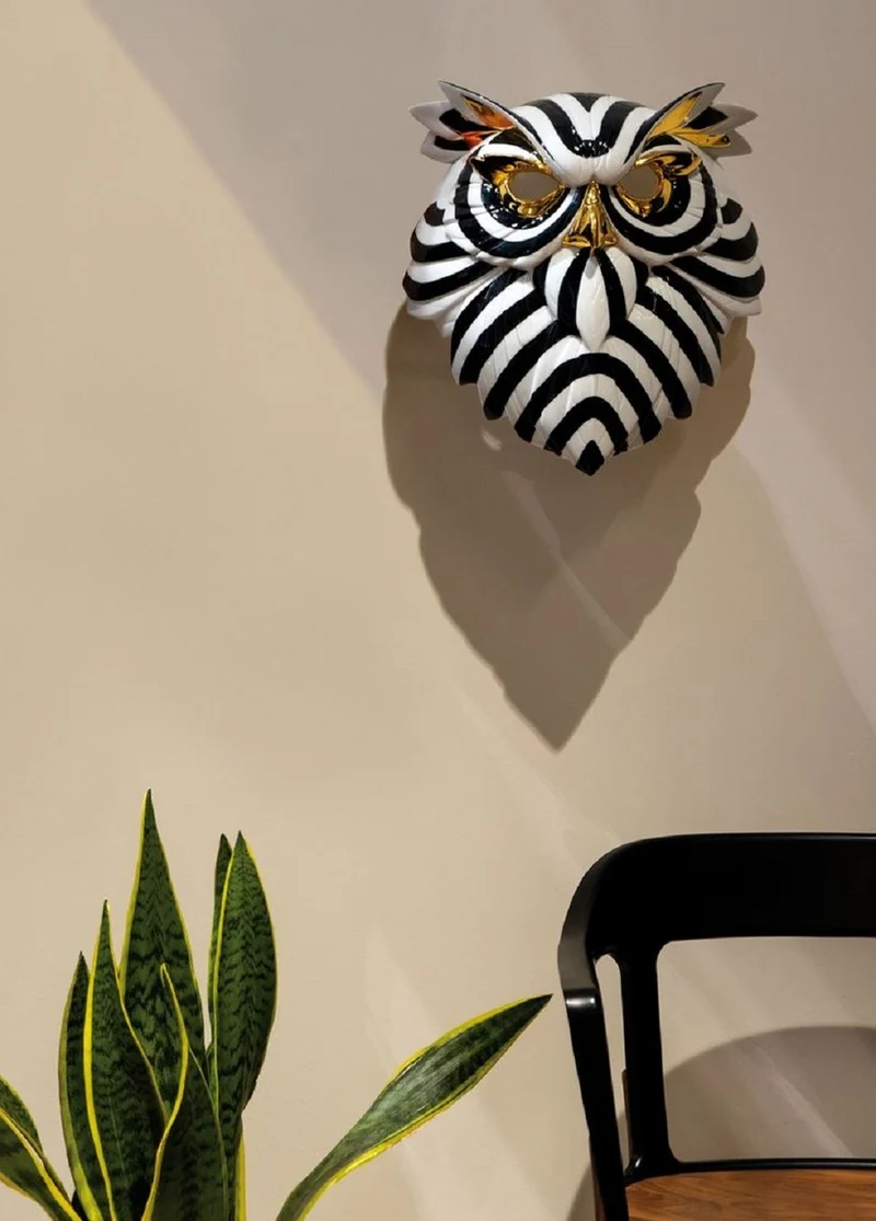 Casa Padrino Luxus Porzellan Deko Maske Eule Schwarz / Weiß / Gold 32 x 14 x H. 35 cm - Moderne handgefertigte Wanddeko - Erstklassische Qualität - Made in Spain