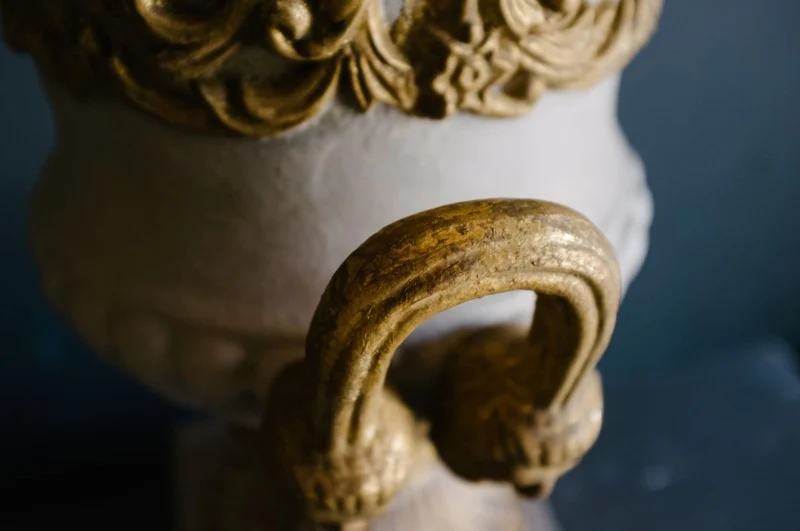 Casa Padrino Barock Gusseisen Vase mit Sockel Grau / Gold Ø 35 x H. 49 cm - Prunkvolle Gartendeko im Barockstil
