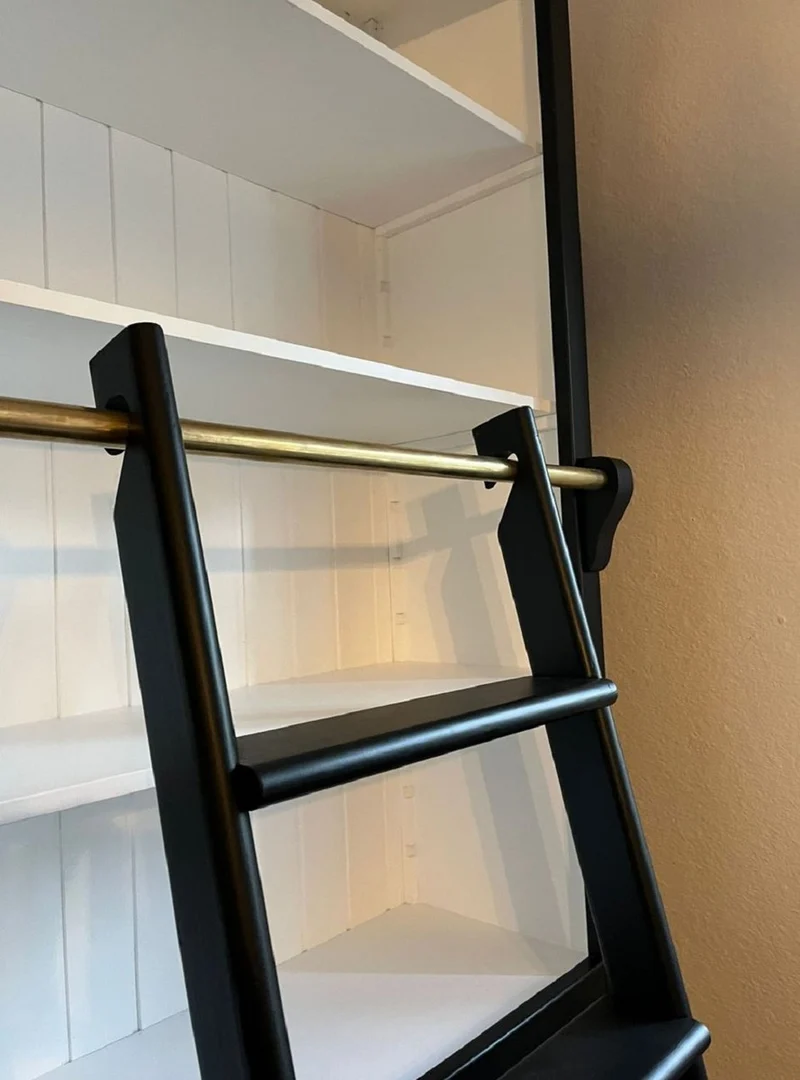 Casa Padrino Landhausstil Bücherschrank mit Leiter Schwarz / Weiß H. 260 cm - Landhausstil Möbel