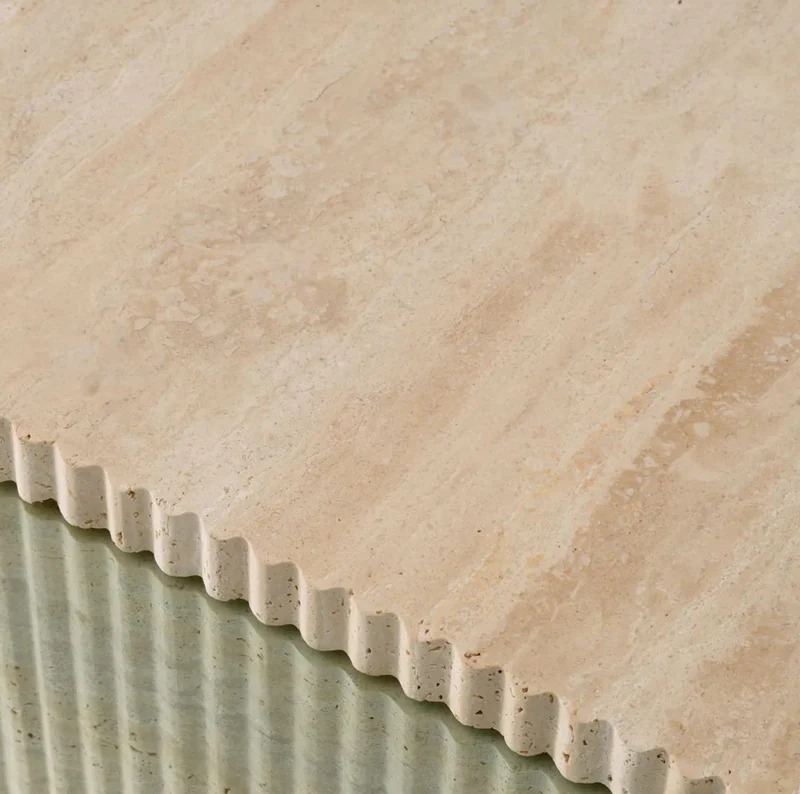 Casa Padrino Luxus Travertin Couchtisch Beige 90 x 90 x H. 35 cm - Quadratischer Naturstein Wohnzimmertisch mit Glasplatte - Wohnzimmer Möbel - Luxus Möbel - Luxus Einrichtung