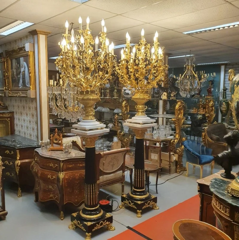 Casa Padrino Barock Tisch Kronleuchter Set mit Säulen Schwarz / Weiß / Gold - Prunkvolle Barockstil Deko Säulen mit Kronleuchter - Barock Deko Accessoires - Barock Möbel - Edel & Prunkvoll