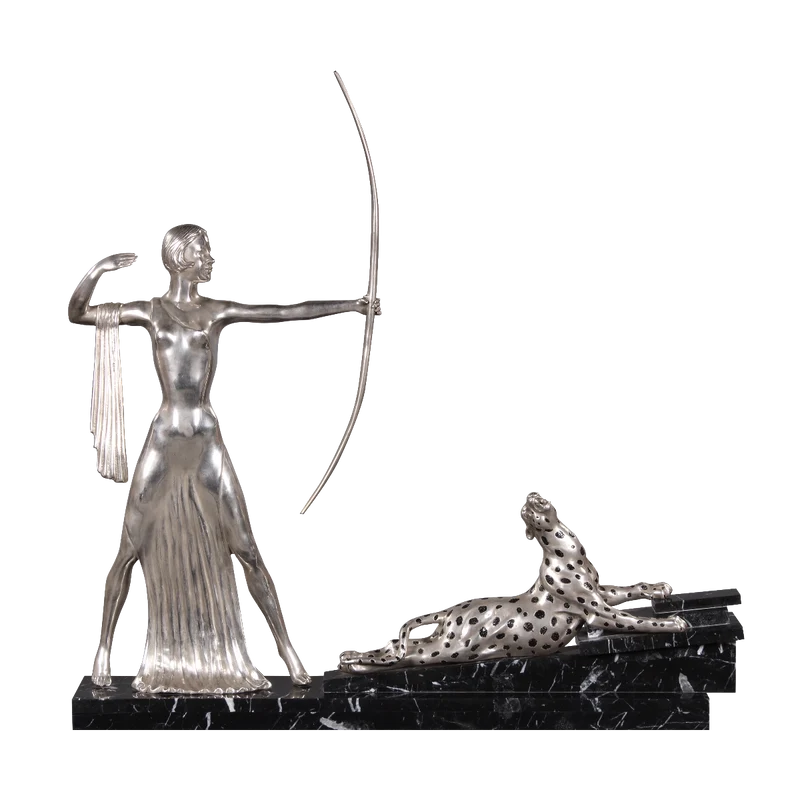 Casa Padrino Bronzefiguren Diana mit Bogen und Leopard auf Marmorsockel Silber / Schwarz 85 x 13 x H. 82 cm - Luxus Deko Diana Göttin der Jagd