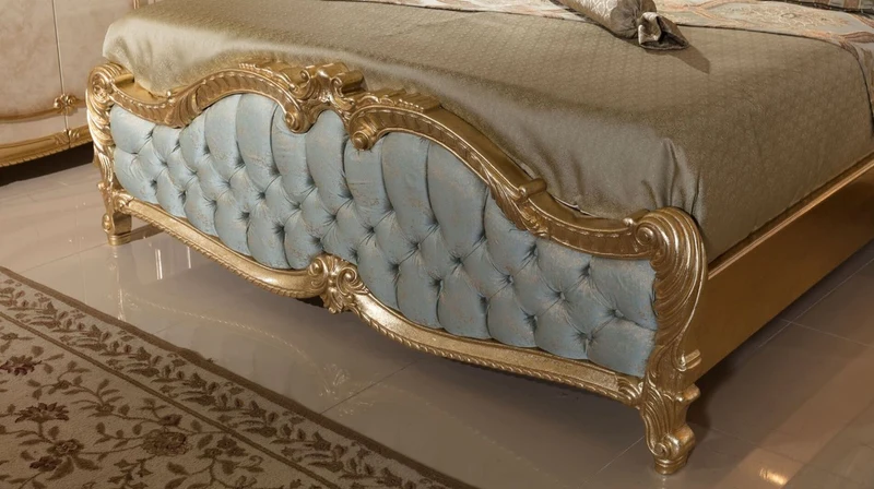 Casa Padrino Luxus Barock Schlafzimmer Set Hellblau / Weiß / Beige / Gold - 1 Doppelbett mit Kopfteil & 2 Nachtkommoden - Schlafzimmer Möbel im Barockstil - Edel & Prunkvoll