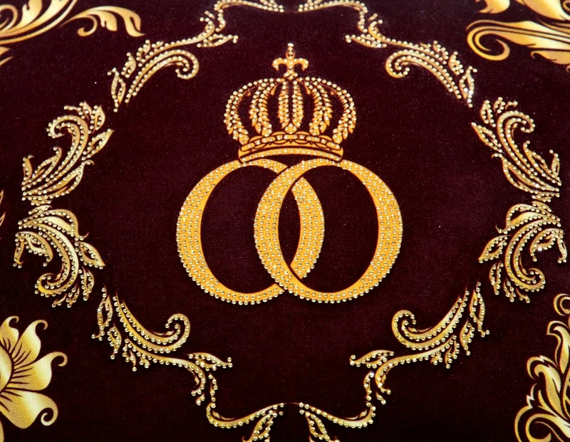 Casa Padrino Harald Glööckler Pompöös Luxus Kissen Bordeauxrot / Gold mit Krone und Strass Steinen 50 x 50 cm