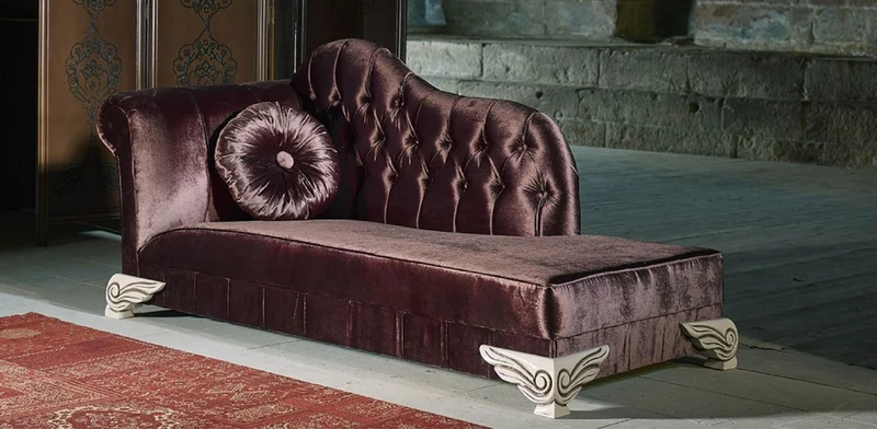Casa Padrino Luxus Barock Chaiselongue Lila / Creme - Handgefertigte Massivholz Recamiere mit edlem Samtstoff und dekorativem Kissen - Barock Möbel - Edel & Prunkvoll