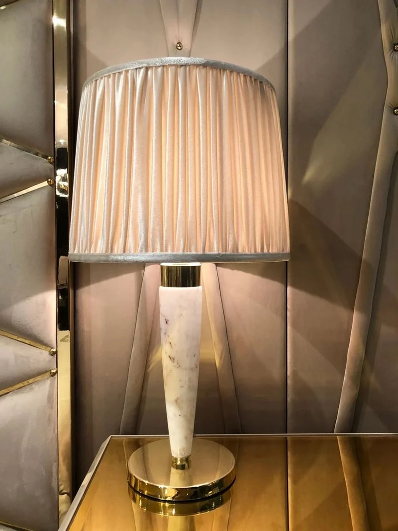 Casa Padrino Luxus Tischleuchte Beige / Gold / Taupe Ø 50 x H. 55 cm - Edle Tischlampe mit hochwertigem Estremoz Marmor - Hotel Kollektion - Luxus Qualität - Made in Italy