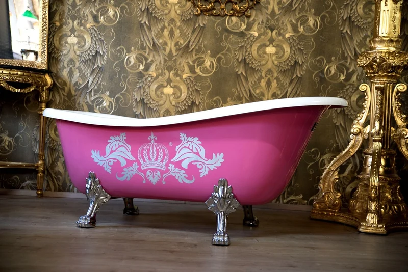 Pompöös by Casa Padrino Luxus Badewanne Deluxe freistehend von Harald Glööckler Pink / Silber / Weiß 1560mm mit silberfarbenen Löwenfüssen