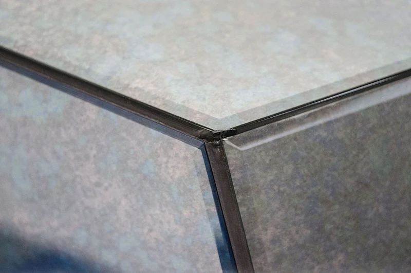 Casa Padrino Designer Wohnzimmertisch / Beistelltisch mit antikem Spiegelglas 89 x 90 x H. 45 cm - Designer Kollektion
