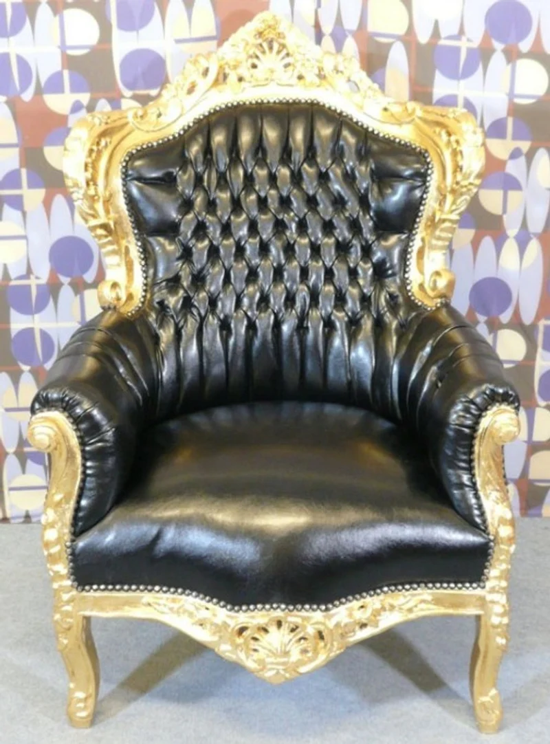 Casa Padrino Barock Sessel King im Antik Stil, Bezug in Lederoptik Schwarz und Gold, 120 x 85 x 85 cm