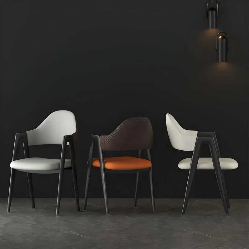 Chaise de salle à manger moderne en cuir à dossier ouvert et incurvé avec accoudoirs