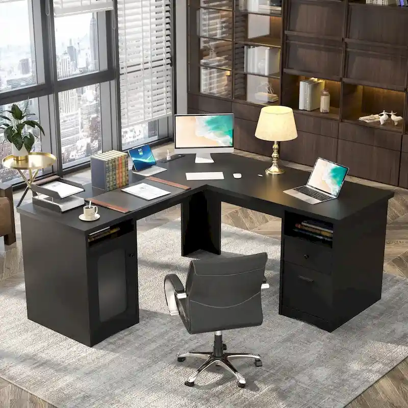 Bureau d'angle moderne de style ferme avec classeur et tiroirs, bureau de direction avec station de charge