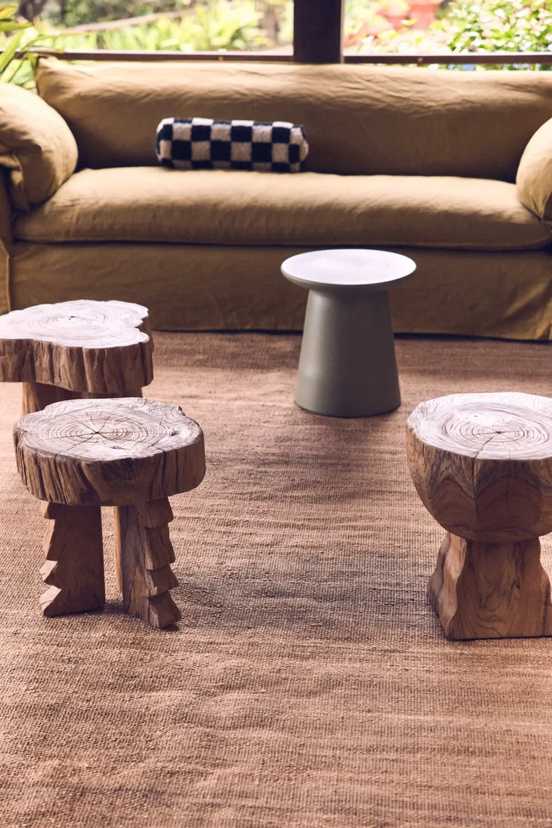 Tabouret en bois sculpté