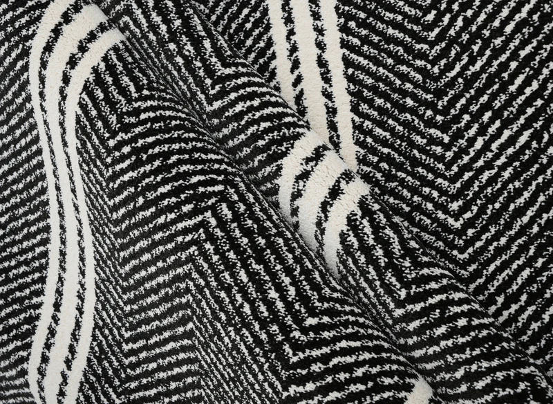 Tapis noir à motifs chevrons blancs 160 x 230 cm AIDA