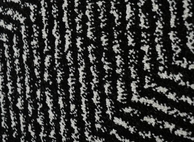 Tapis noir à motifs chevrons blancs 160 x 230 cm AIDA