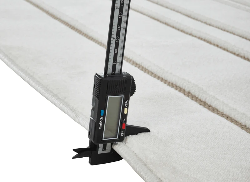 Tapis blanc écru à lignes asymétriques beiges 160 x 230 cm AYLAN