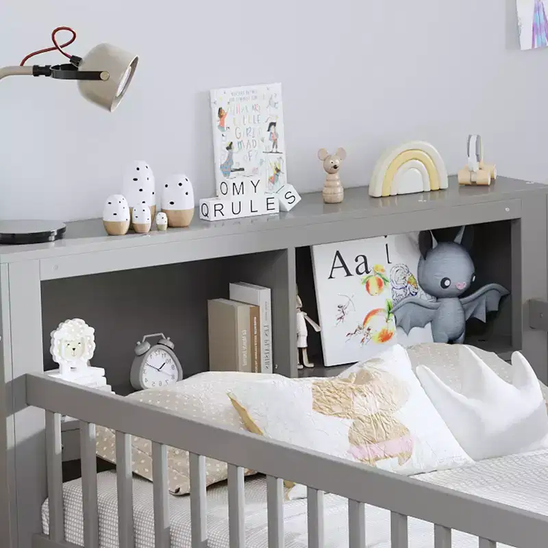 Lit jumeau avec tête de lit de rangement, 2 tiroirs sous le lit et barrières de sécurité, Gris